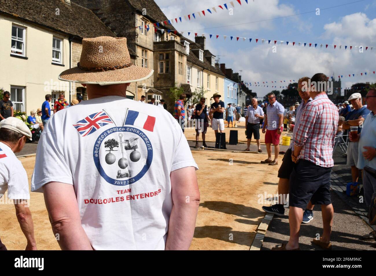 Tee-shirt de l'équipe pour les joueurs de la compétition internationale des boules, un événement annuel à Sherston, Wiltshire, Royaume-Uni . Banque D'Images