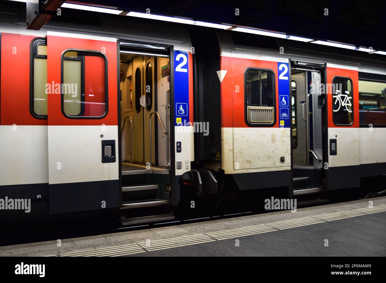Porte avec vélo et fauteuil roulant icône d'un train. Train rapide interurbain et régional. Transport de passagers, appelé carotte dans le folklore. Banque D'Images