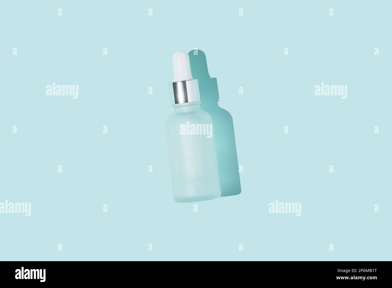 Flacon compte-gouttes en verre organique pour le soin de la peau modèle minimal Banque D'Images