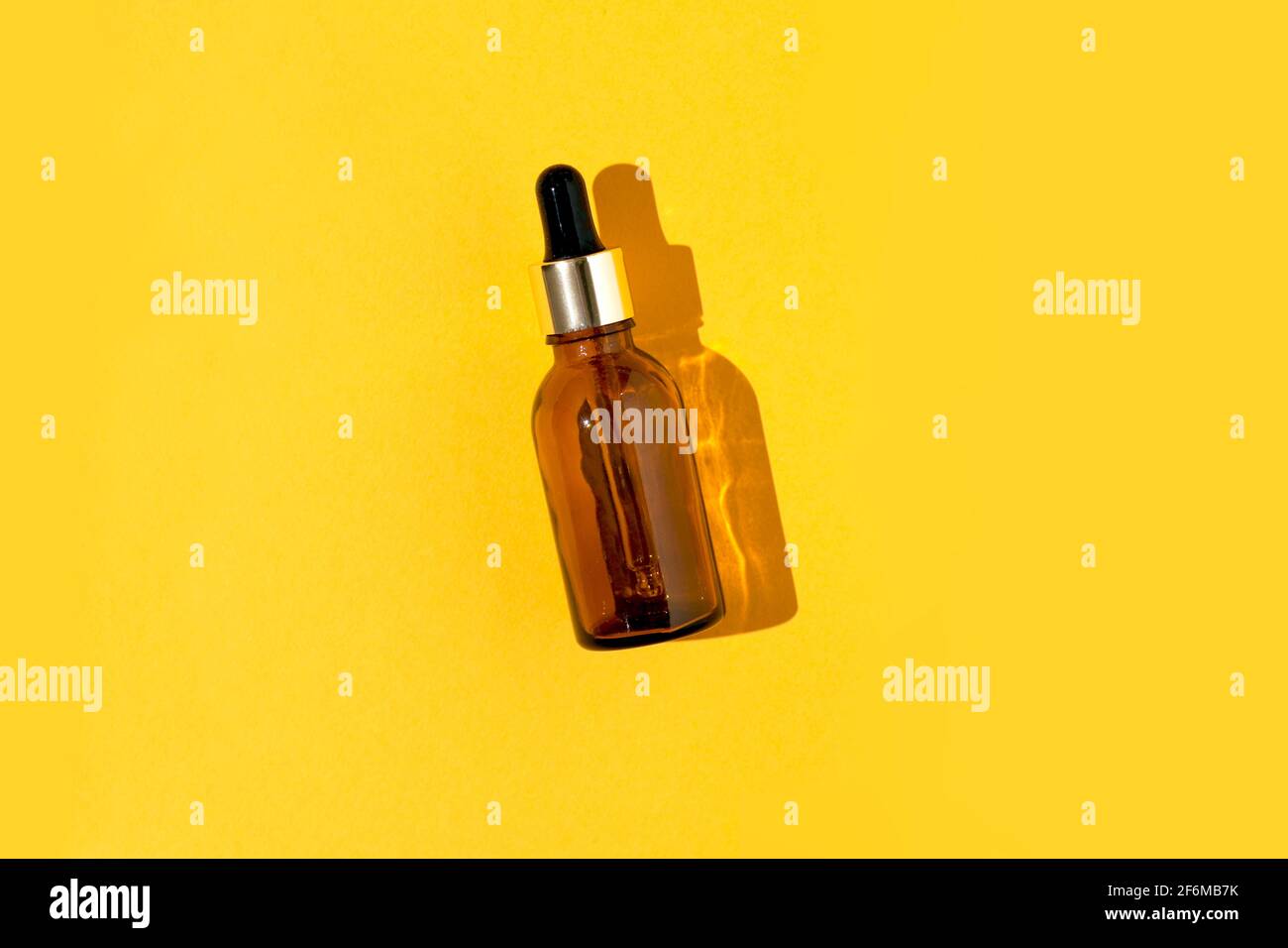 Flacon compte-gouttes en verre organique pour le soin de la peau modèle minimal Banque D'Images