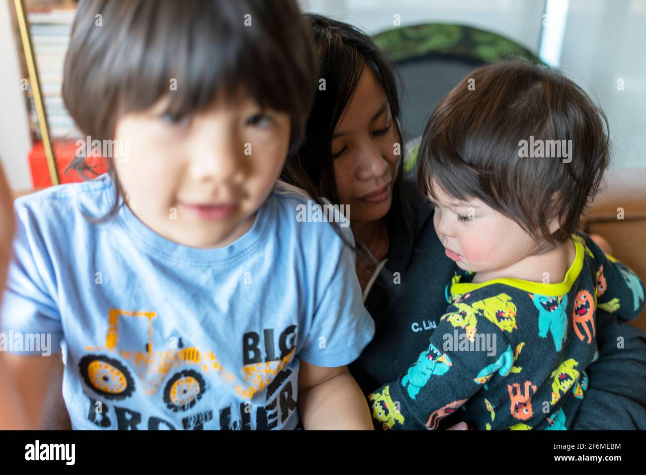 Femme asiatique avec deux enfants Banque D'Images