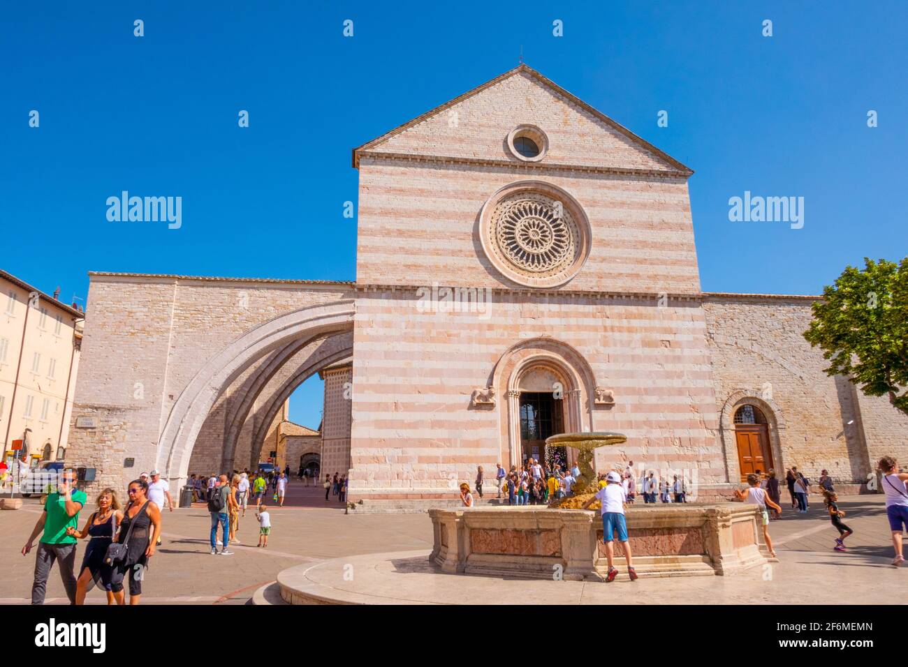 La basilique de Santa Chiara dans la célèbre ville médiévale d'Assise, Ombrie, Italie Banque D'Images