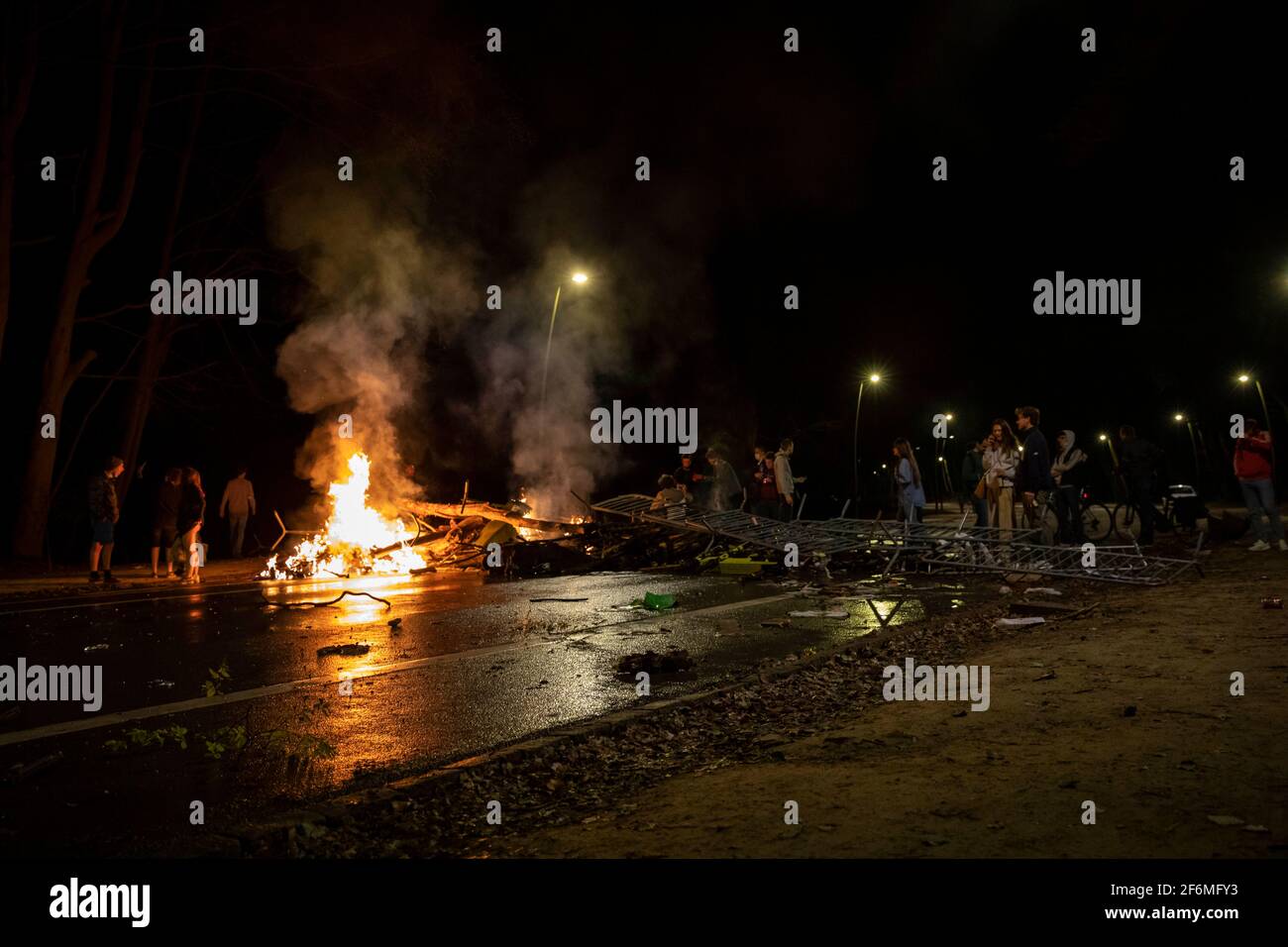 L'illustration montre des gens autour d'un grand feu de joie au Bois de la Cambre - Ter Kamerenbos, à Bruxelles, le jeudi 01 avril 2021. Bruxelles Banque D'Images