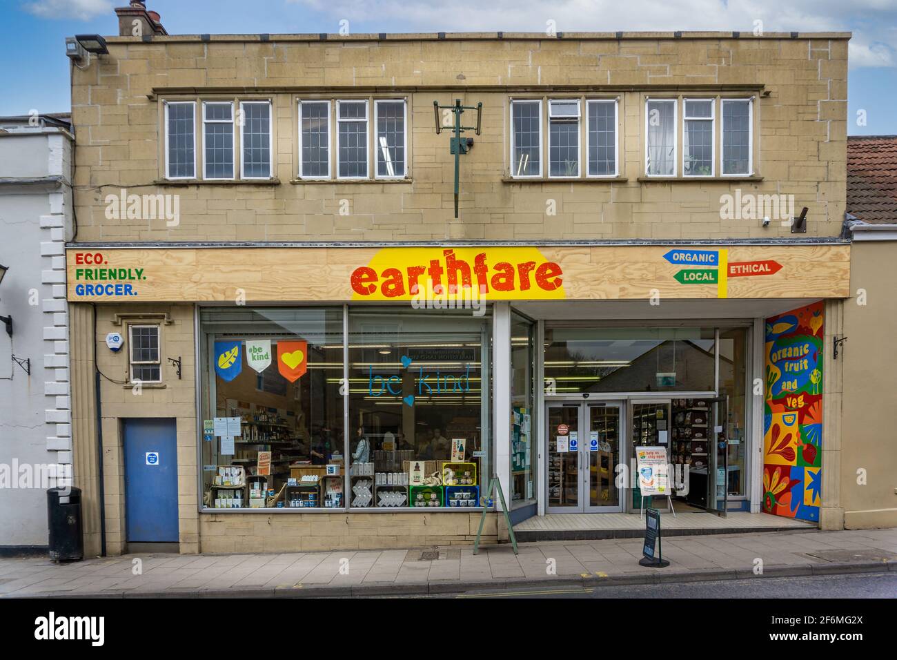 Nouvelle boutique d'âge dans le centre de Glastonbury - terrassement - Glastonbury, Somerset, Royaume-Uni le 1er avril 2021 Banque D'Images