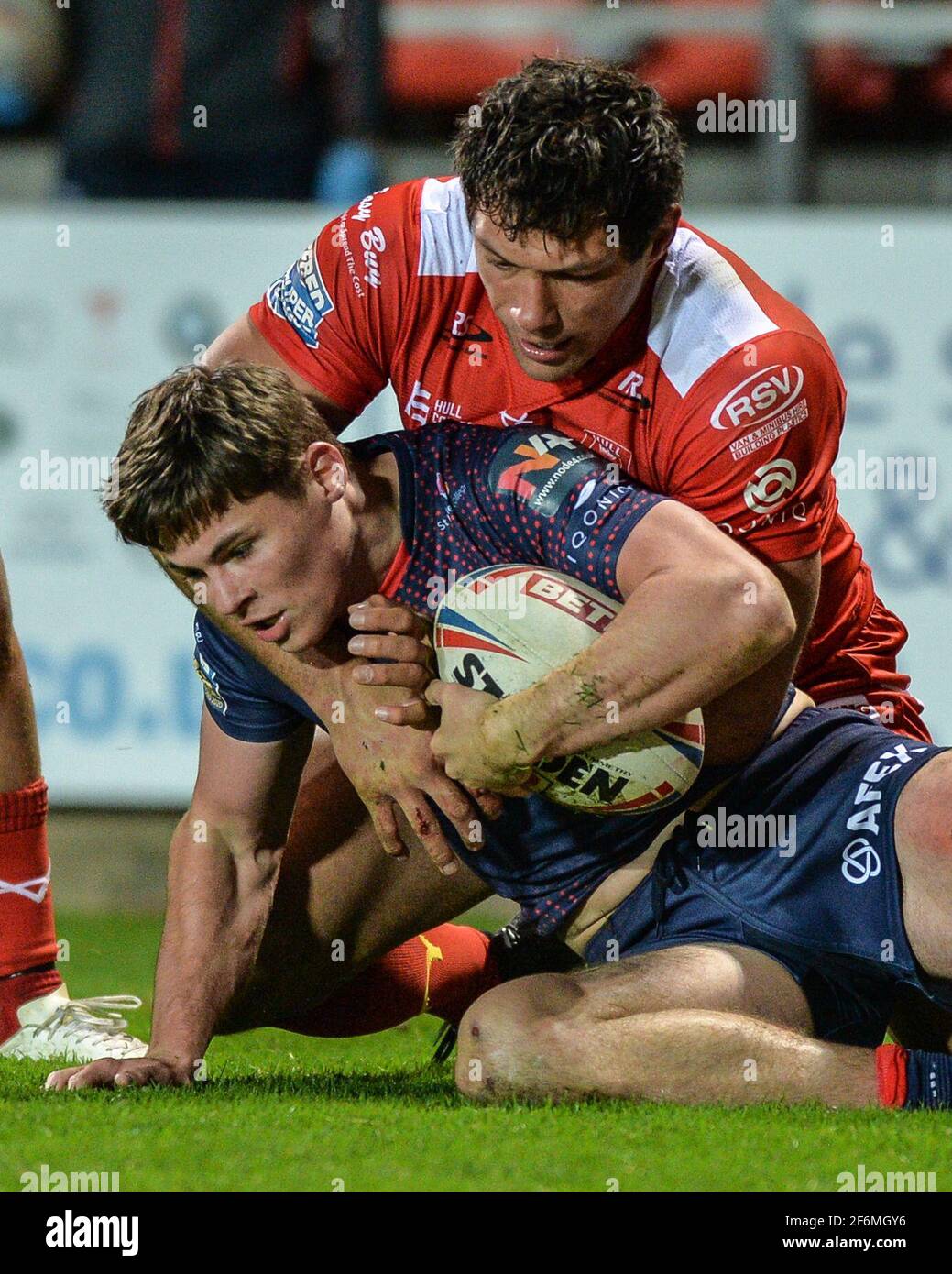 St. Helens, Angleterre - 1er avril 2021 - Jack Welsby de St Helens attaqué par Ryan Hall (5) de Hull Kingston Rovers pendant la Ligue de rugby Betfred Super League Round 2 Hull Kingston Rovers vs St. Helens au stade Totally Wicked, St. Helens, Royaume-Uni Dean Williams/Alay Live News Banque D'Images