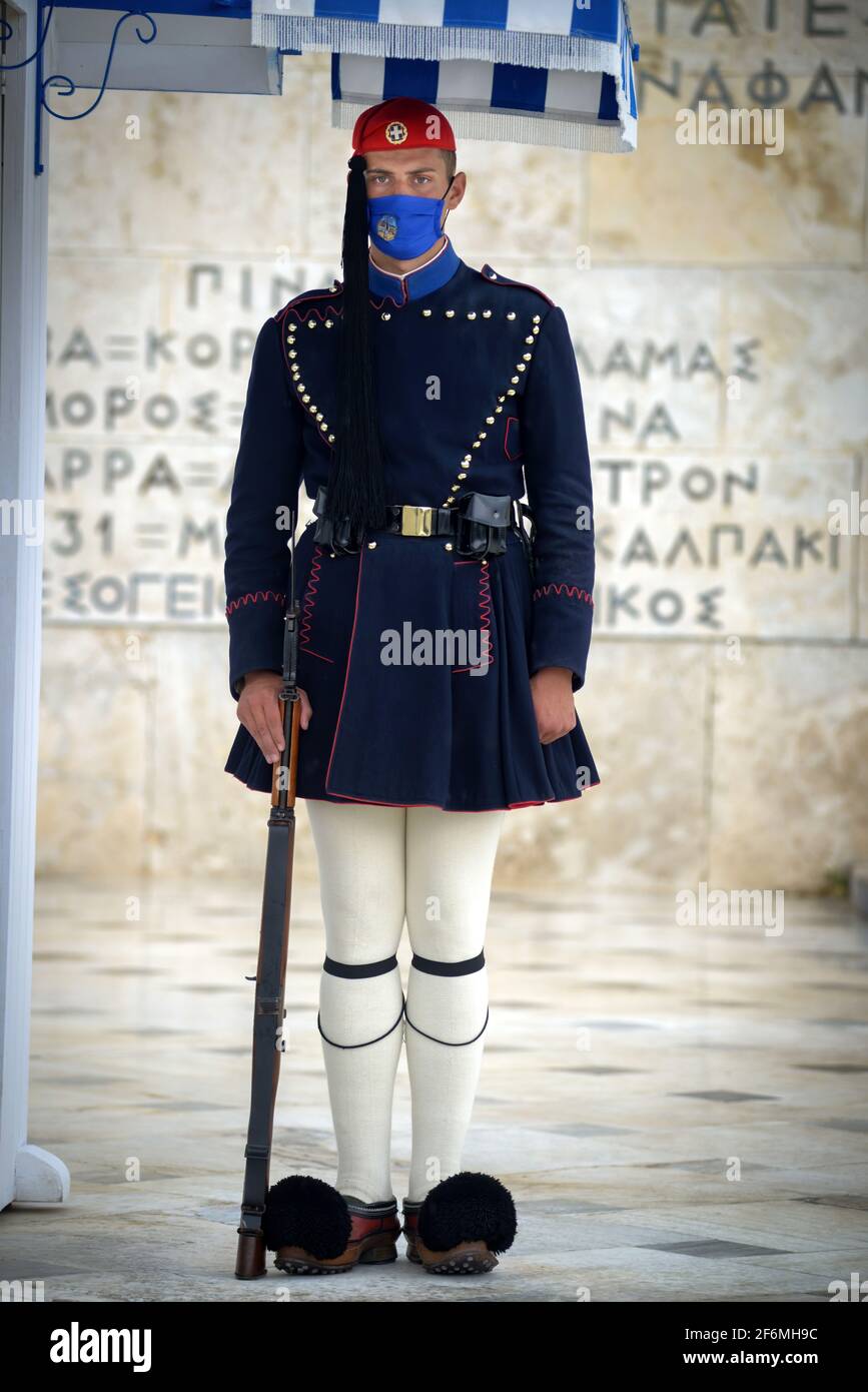 Une Evzone de la Garde présidentielle au Monument du Soldat inconnu portant l'uniforme traditionnel de la lutte macédonienne, à Athènes. Banque D'Images