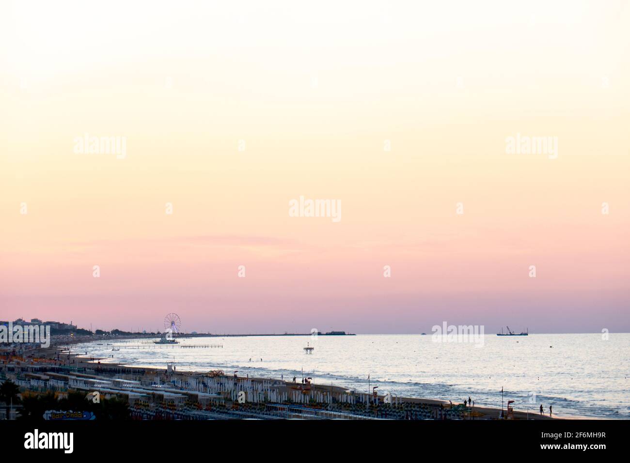 La côte Romagna de Riccione à Rimini pendant une sereine coucher de soleil avec ciel clair et couleurs vives Banque D'Images