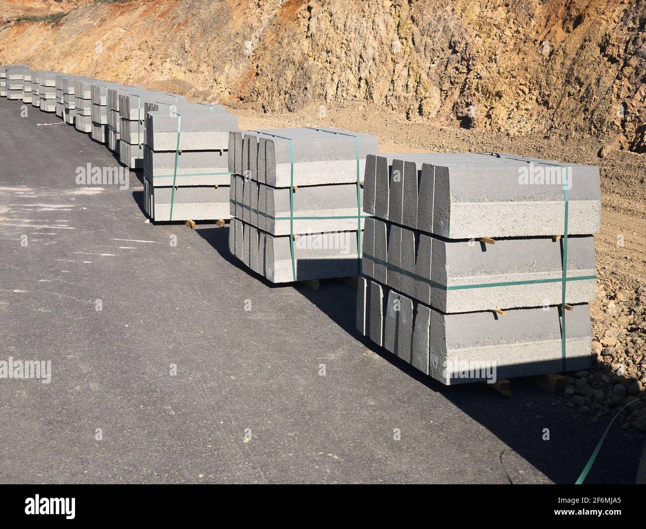 Pierres de trottoir empilées sur le chantier de construction de routes Banque D'Images
