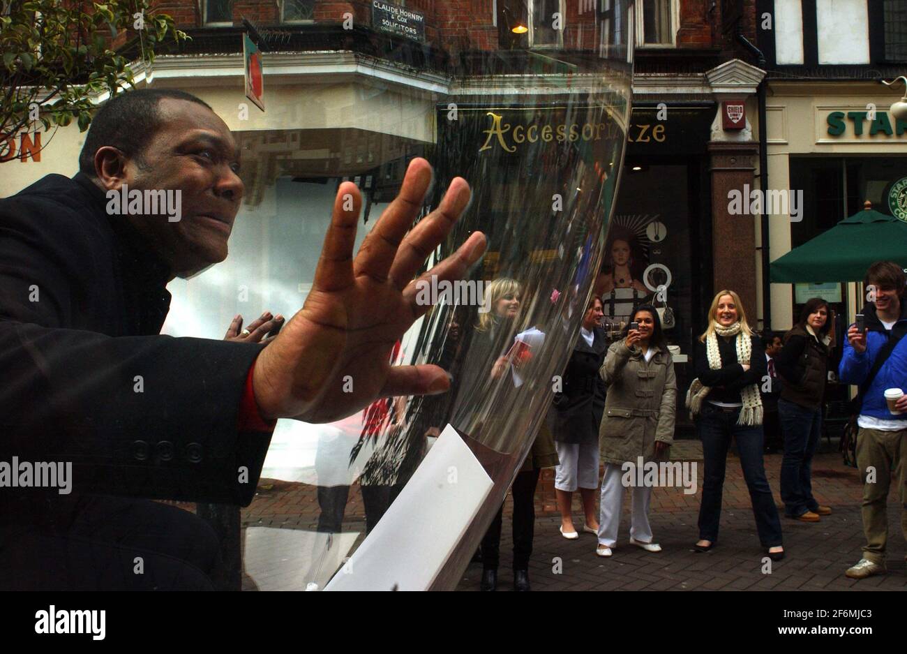 LENNY HENRY RACONTE DES BLAGUES LÉGÈRES D'UN NOUVEAU LIVRE, À DES PASSANTS DANS CARNABY ST À L'AIDE DE LA BANDE DESSINÉE . 6 mars 2007 TOM PILSTON Banque D'Images