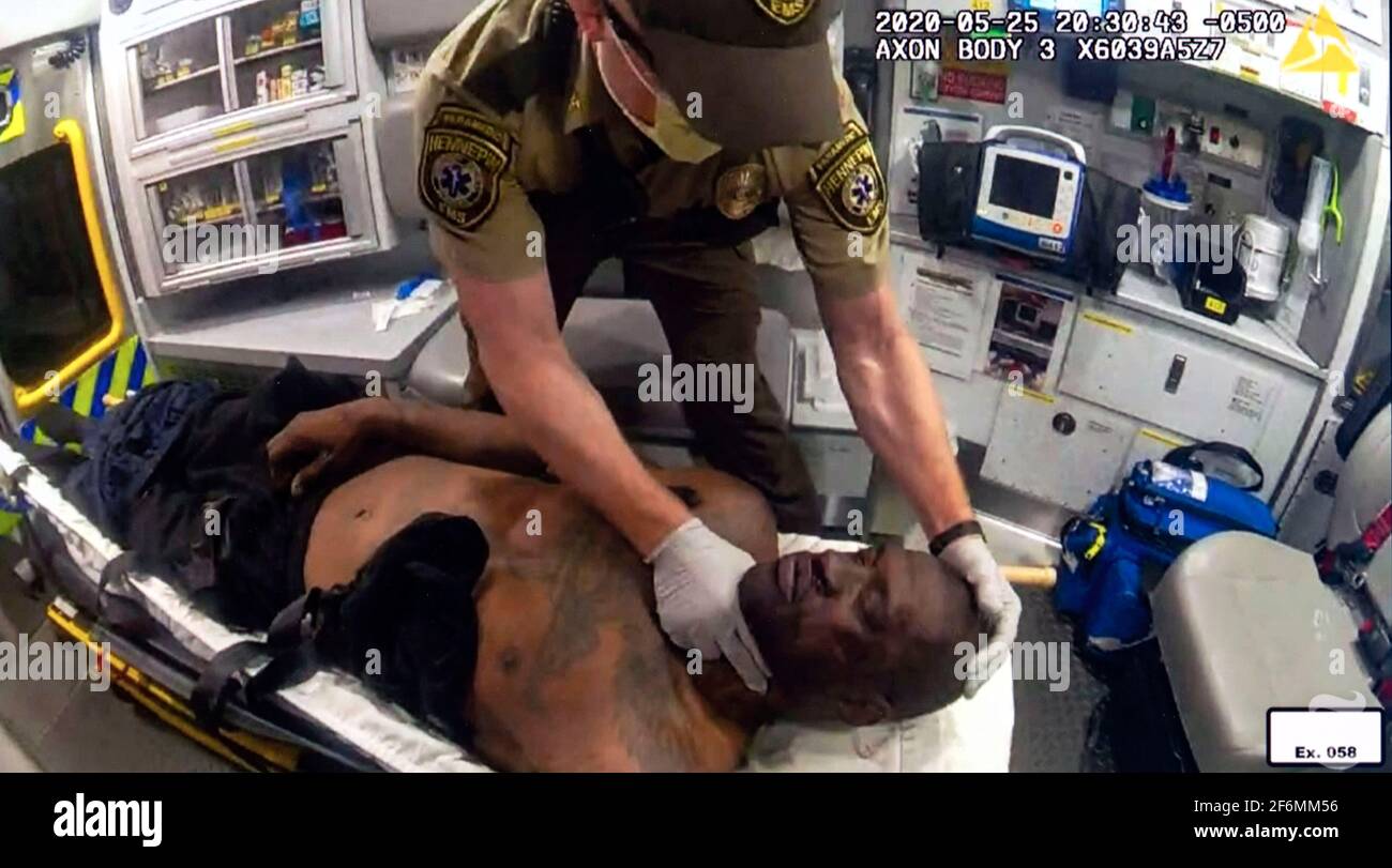 Le quatrième jour du procès de l'ancien policier de Minneapolis, Derek Chauvin, le paramédic DEREK SMITH témoigne de l'image de la caméra de police dans laquelle il est vu travailler sur GEORGE FLOYD dans une ambulance pour essayer de commencer son coeur après qu'il a été déterminé qu'il était en arrêt cardiaque. Chauvin a été capturé sur bande le 25 mai 2020 en pressant son genou sur M. 01st avr 2021. Le cou de Floyd pendant environ neuf minutes pendant une arrestation. Chauvin a par la suite été accusé de meurtre au deuxième degré et d'homicide involontaire coupable. Crédit: Vidéo de piscine via court TV/NY Times/ZUMA Wire/Alamy Live News Banque D'Images