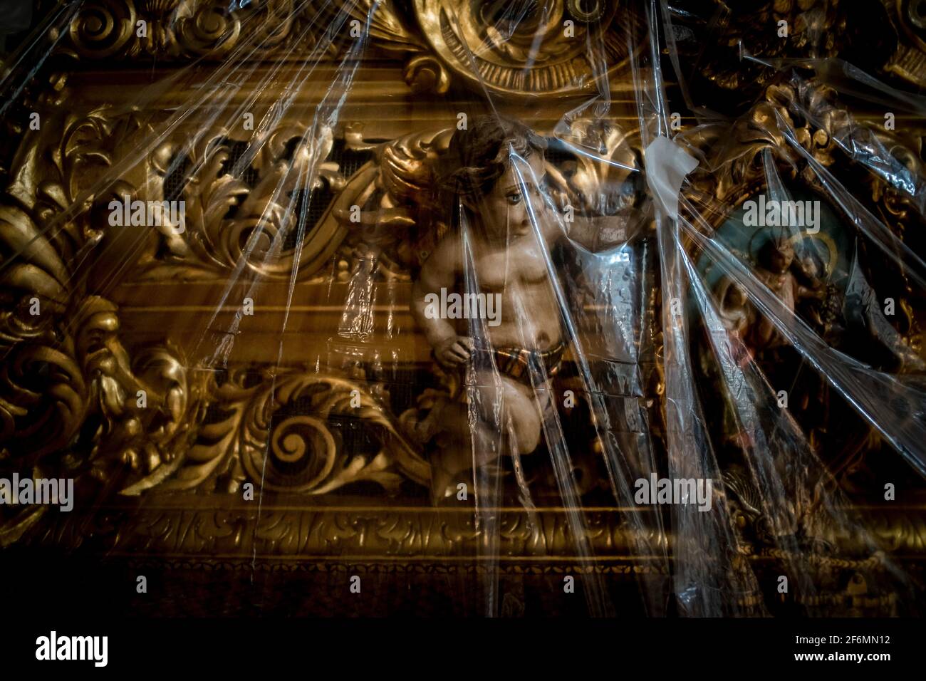 1er avril 2021. Barcelone, Espagne - le détail d'un ange d'une sculpture religieuse exposée dans l'église de Sant Agusti à Barcelone est vu par un plastique protecteur. En raison des restrictions de pandémie de coronavirus cette année il n'y a pas de processions de la semaine sainte en Espagne si beaucoup de fraternités et d'églises exposent l'imagerie religieuse pour les croyants. Credit: Jordi Boixareu/Alamy Live News Banque D'Images