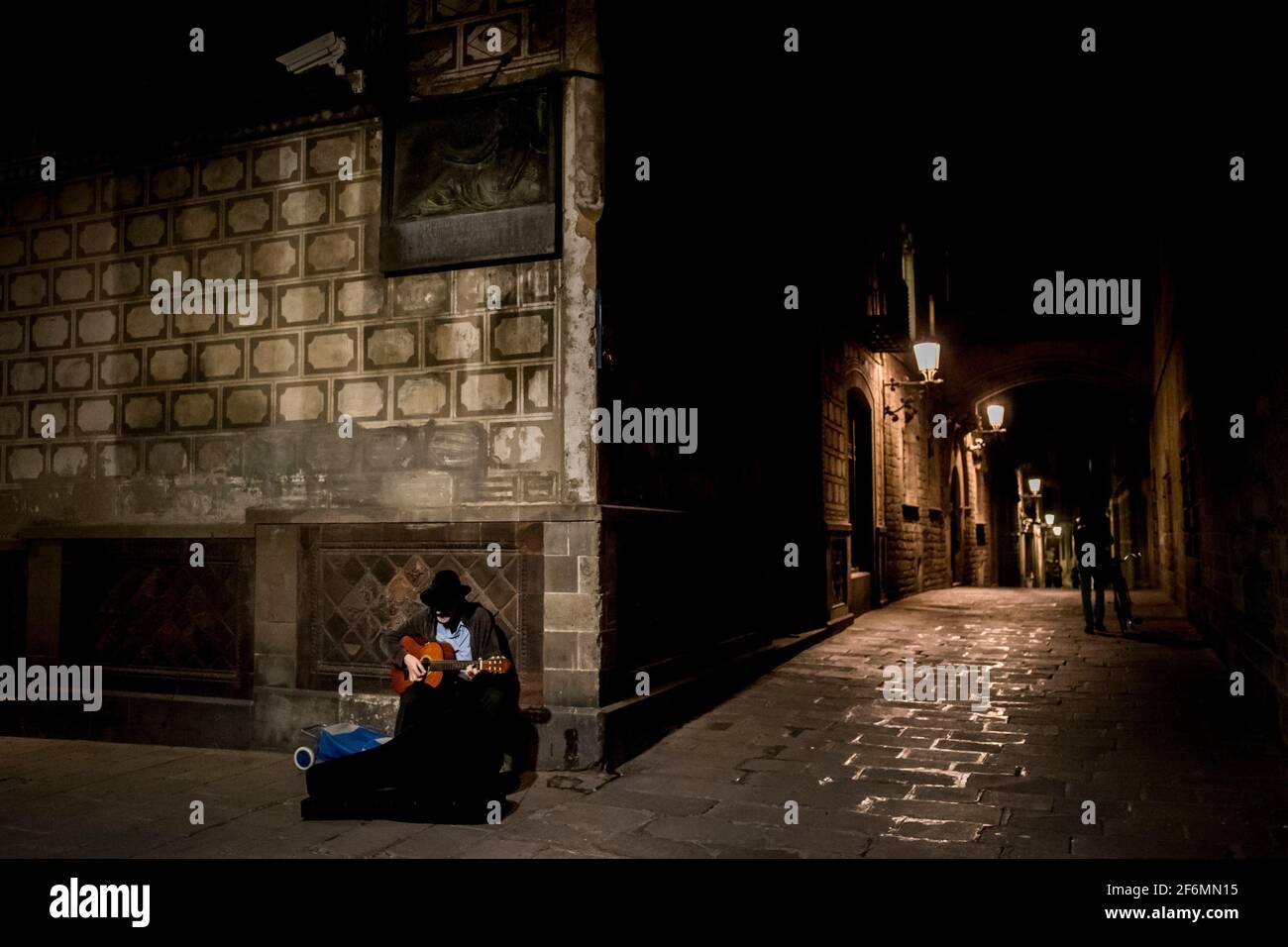 1er avril 2021. Barcelone, Espagne - UN musicien de rue joue de la guitare dans le quartier gothique de Barcelone presque déserté pendant Maundy jeudi. Credit: Jordi Boixareu/Alamy Live News Banque D'Images
