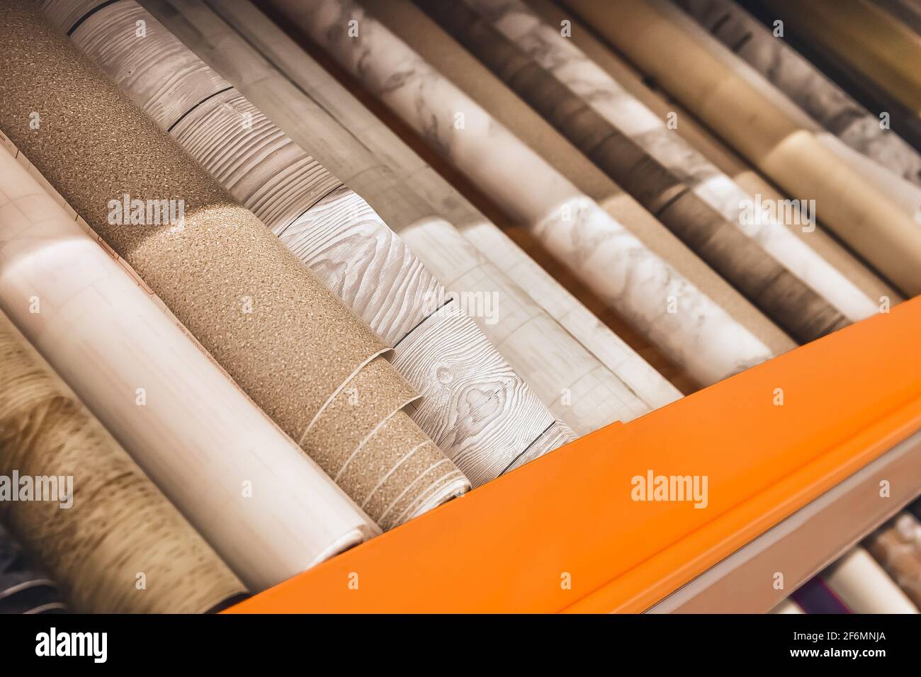 Assortiment de papier peint blanc clair en rouleaux dans un magasin de quincaillerie. Banque D'Images