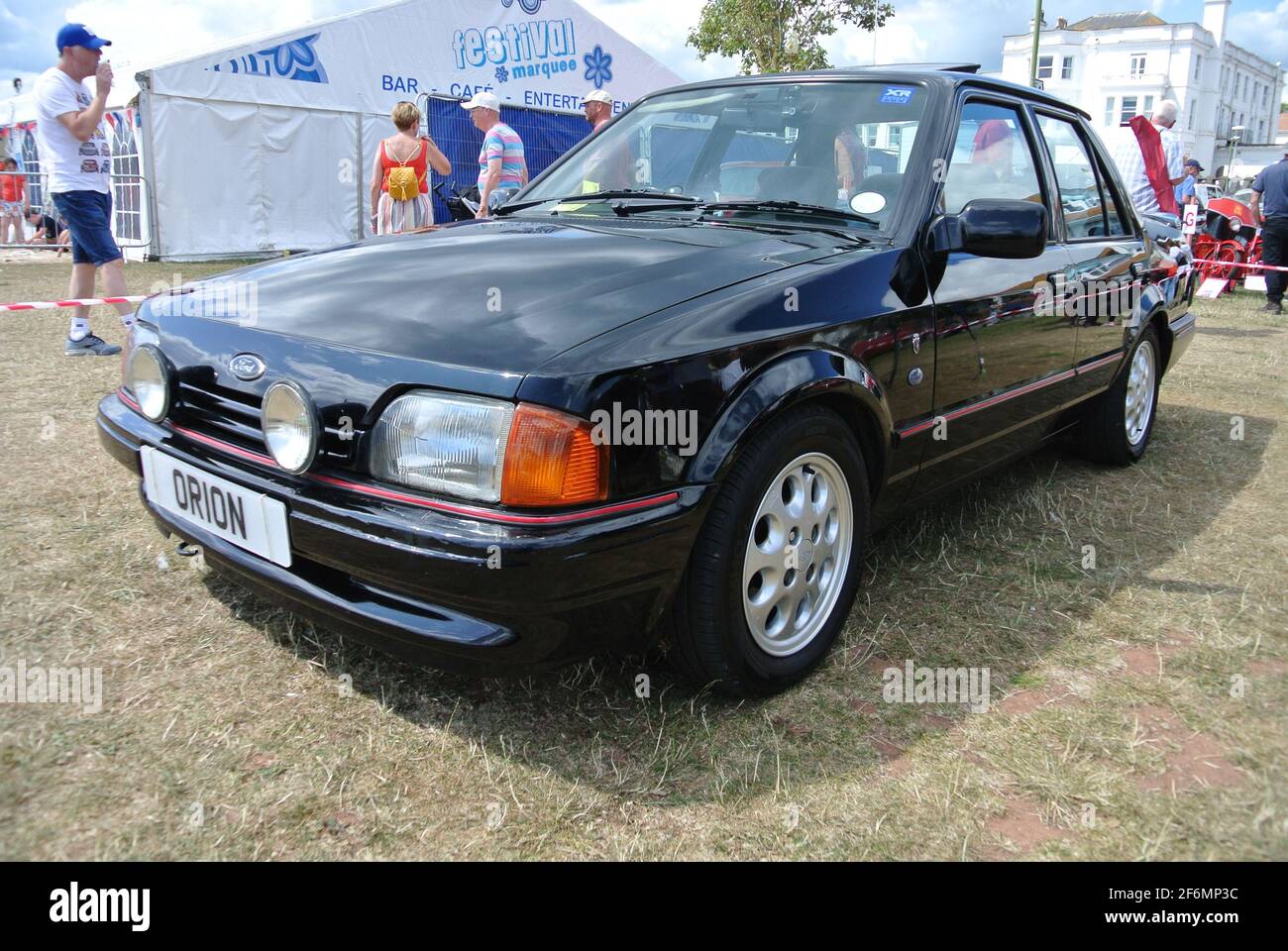 Une Ford Orion 16i Ghia a été exposée au salon automobile classique de la Côte d'Azur, Paignton, Devon, Angleterre, Royaume-Uni. Banque D'Images