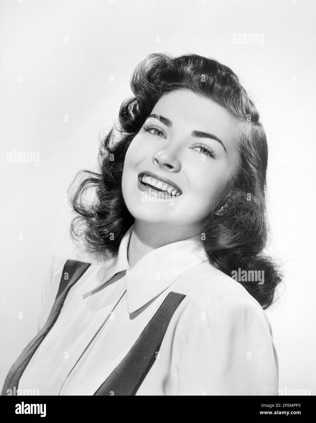 Paula Raymond, Head and Shoulders Publicity Portrait for the film, « Rusty leads the Way », photo de Coburn, Columbia Pictures, 1948 Banque D'Images