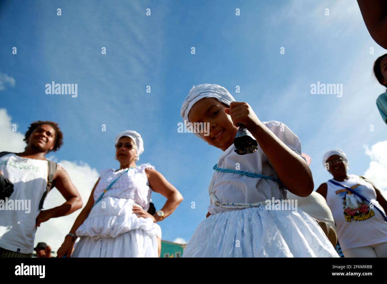 salvador, bahia / brésil - 2 février 2015: Les supporters de candomble sont vus sur la plage Rio Vermelho dans la ville de Salvador lors d'une fête à hono Banque D'Images