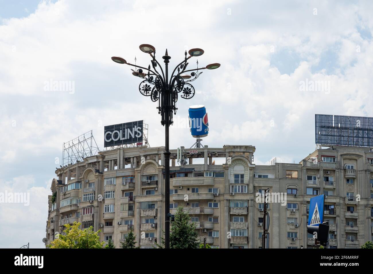 Publicité extérieure d'une grande bouteille de Pepsi, située au-dessus du bâtiment résidentiel de Union Square (Piata Unirii), à Bucarest, Roumanie. Banque D'Images