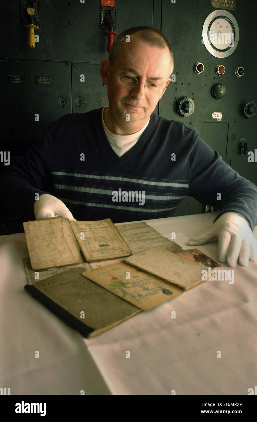 VIEUX PAPIER LES ENREGISTREMENTS DE WWI SONT MAINTENANT EN LIGNE, ASCENDANCE.CO.UK, Y COMPRIS LES DÉTAILS DE JOHN WILLIAM BALLINGER, ICI TENU PAR SON PETIT-FILS ALAN WELSH. 22/2/07 TOM PILSTON Banque D'Images