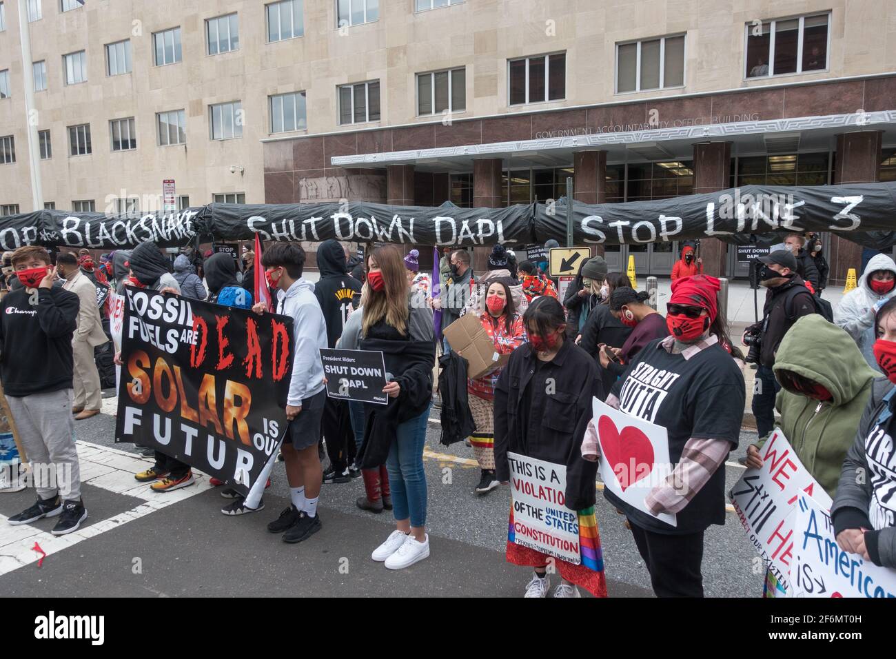 1er avril 2021. Des jeunes et des supporters autochtones du Dakota Access et des combats de pipeline de la ligne 3 se rassemblent devant le bureau du corps des ingénieurs de l’armée, où ils ont livré des boîtes de pétitions, tenu une « mort-dans », puis ont défilé sur la Black Lives Matter Plaza près de la Maison Blanche, Exiger que le président Biden révoque les permis du corps d’armée pour la ligne 3, et qu’il arrête le pipeline Dakota Access Pipeline, et qu’il remplace la dépendance au pétrole par « construire un nouveau sol exempt de fossiles ». Banque D'Images