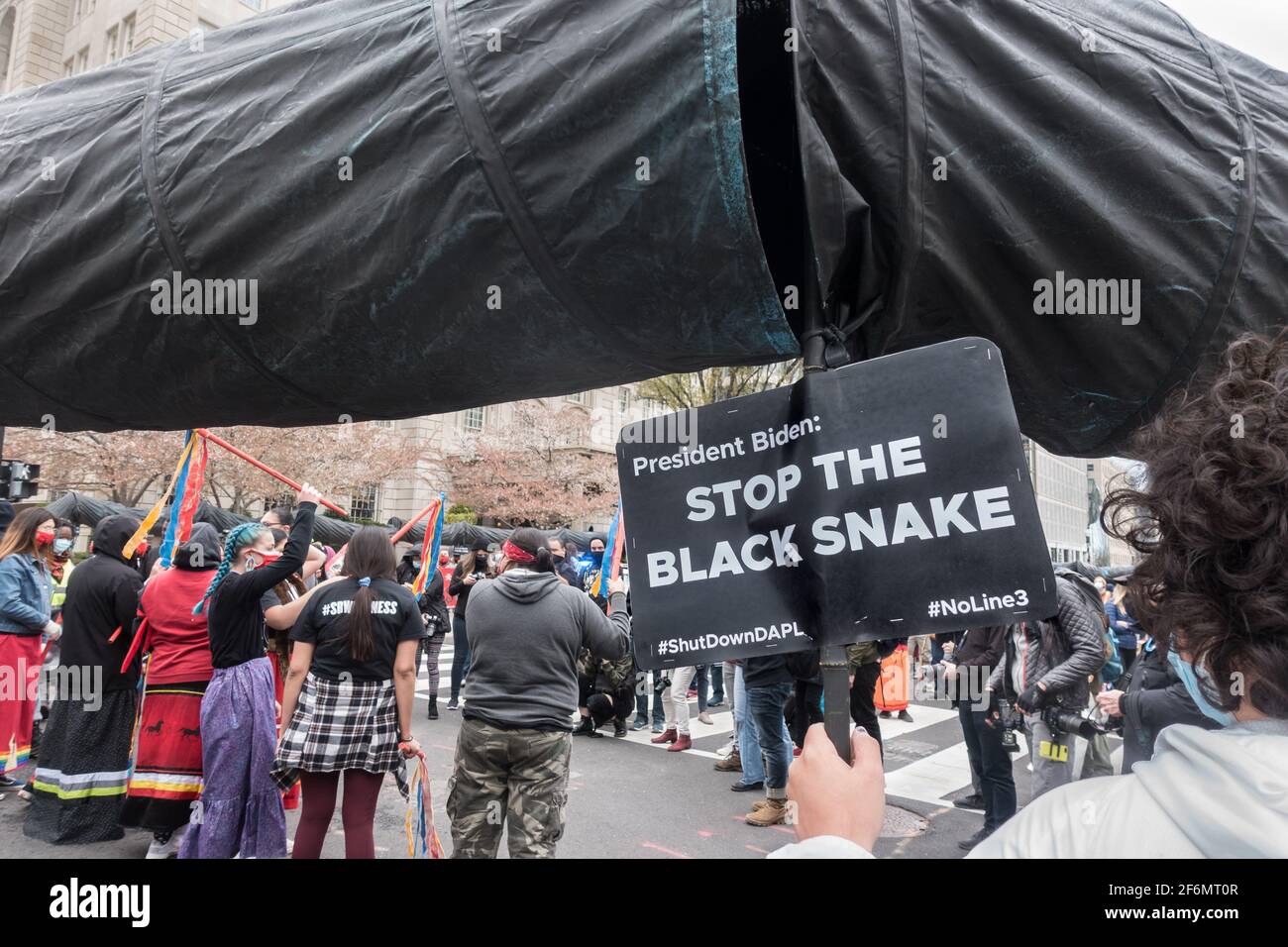1er avril 2021. Des jeunes et des supporters autochtones avec un rassemblement de 800 pieds de « serpent noir » (pipeline) à Black Lives Matter Plaza près de la Maison Blanche pour exiger que le président Biden révoque les permis du corps de l'armée pour la ligne 3 et arrête le pipeline d'accès au Dakota, Et pour remplacer la dépendance au pétrole par « construire en arrière sans fossiles ». Banque D'Images