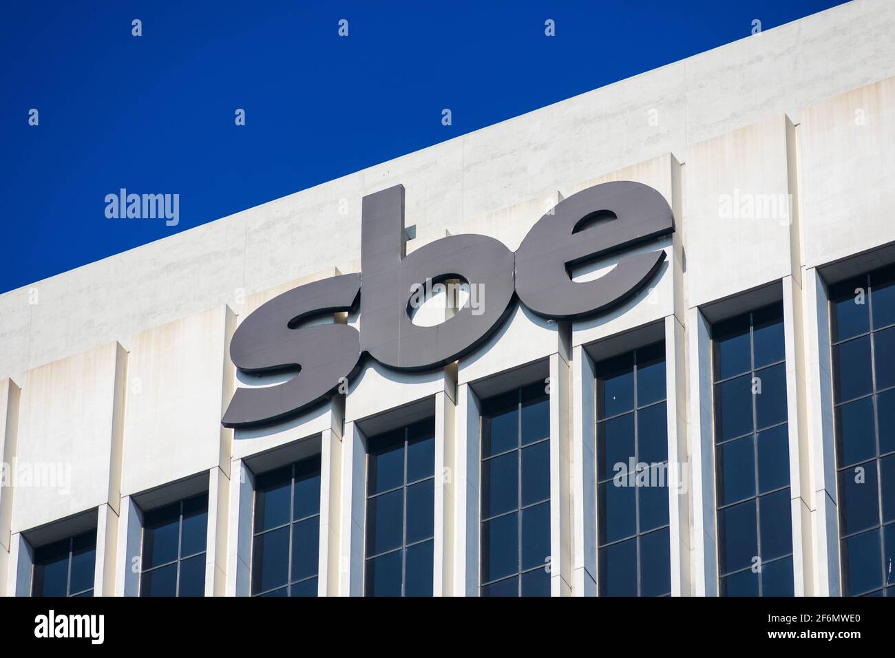 Logo de l'affiche SBE au-dessus du bâtiment du siège social de SBE Entertainment Group. SBE est une société privée d'hospitalité de style de vie - Los Angeles, Californie Banque D'Images