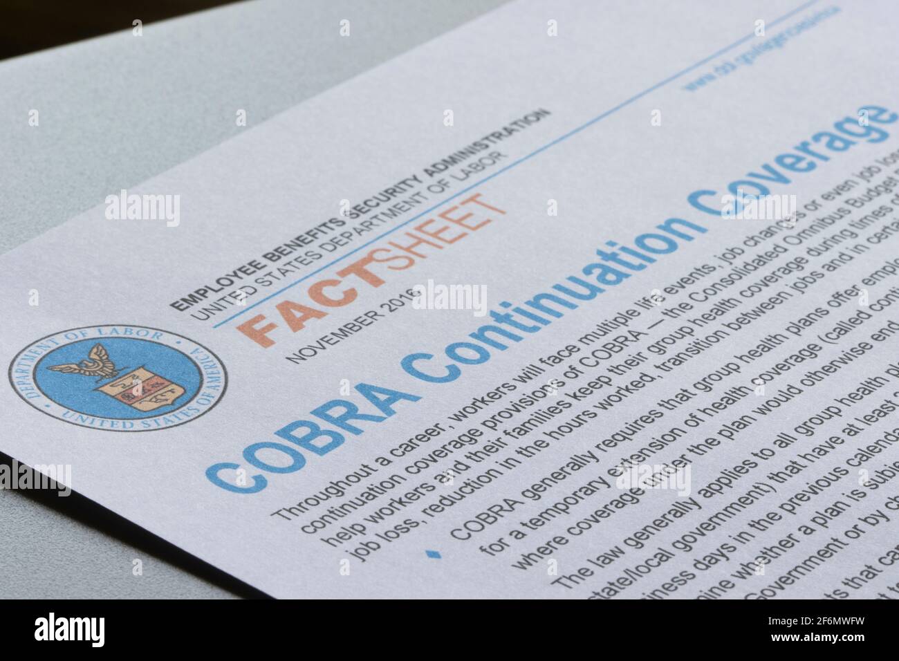 Clôture de la fiche d'information COBRA (Consolidated Omnibus Budget Reconciliation Act) sur la continuation de la couverture par le Département du travail des États-Unis. Banque D'Images