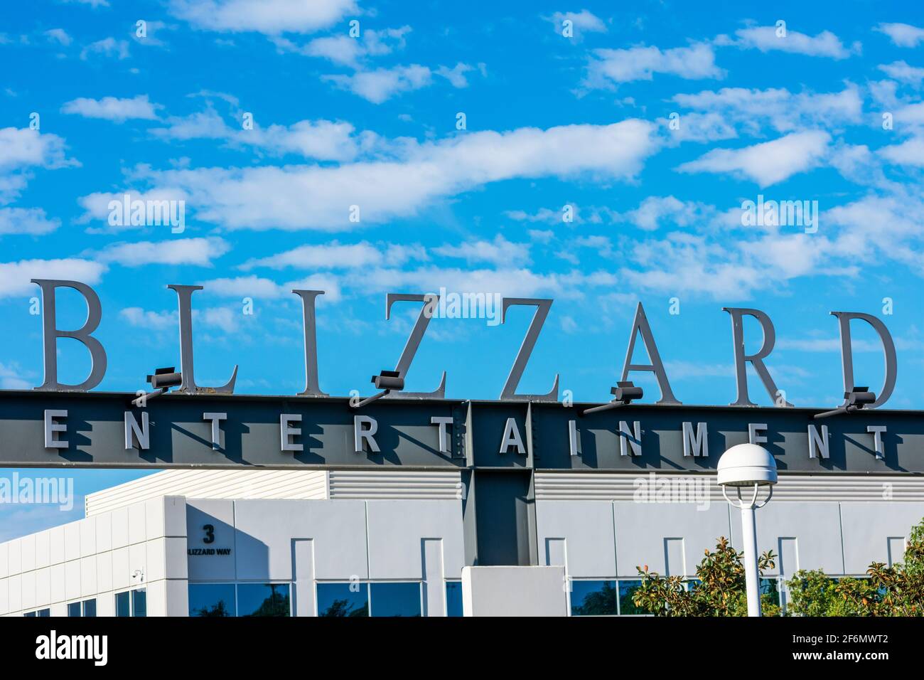 Blizzard Entertainment signe à l'entrée du développeur et éditeur de jeux vidéo siège - Irvine, Californie, Etats-Unis - 2020 Banque D'Images