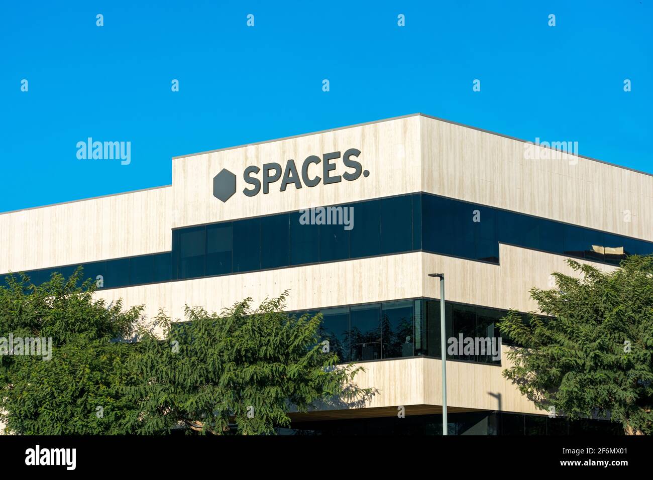 Signe du logo espaces sur le campus de la chaîne d'espace de travail de bureau de collègue. - Los Angeles, Californie, États-Unis - 2020 Banque D'Images