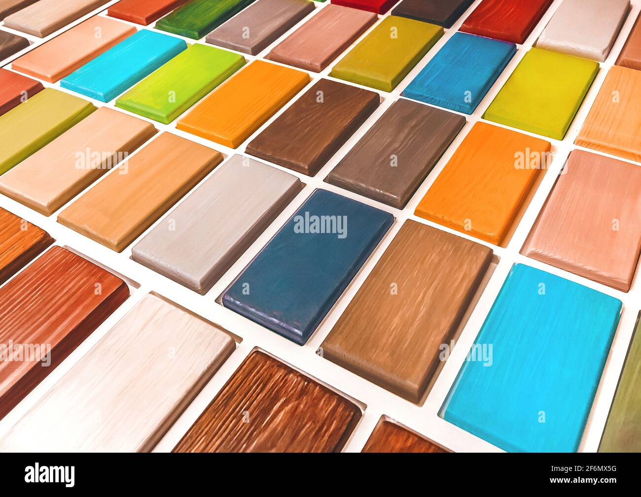 Échantillons de couleur de peinture pour les barres de bois de conception d'intérieur dans un magasin de quincaillerie. Banque D'Images