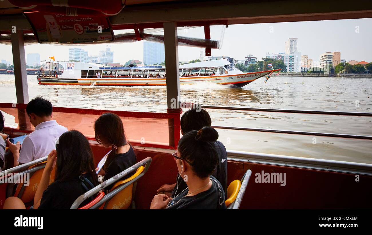 Les habitants thaïlandais et les touristes à leurs destinations sur un Chao Phraya Express Boat en Thaïlande sur le Chao Phraya Rivière dans l'après-midi Banque D'Images