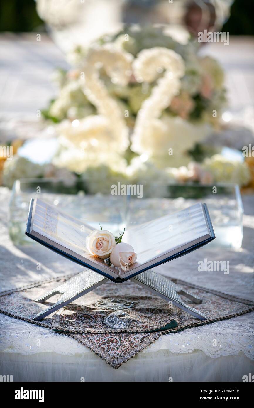 Livre de poésie sur une table décorée pour un Cérémonie de mariage perse Banque D'Images