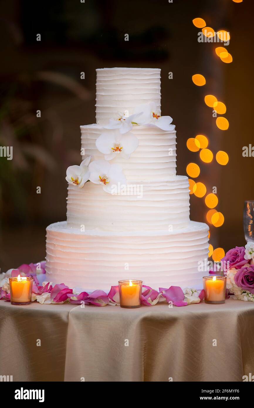 Magnifique Gateau De Mariage Avec Glacage Blanc Et Entoure De Rose Et Roses Blanches Et Orchidees Photo Stock Alamy Magnifique Gateau De Mariage Avec Glacage Blanc Et Entoure De Rose Et Roses Blanches Et Orchidees Photo Stock Alamy