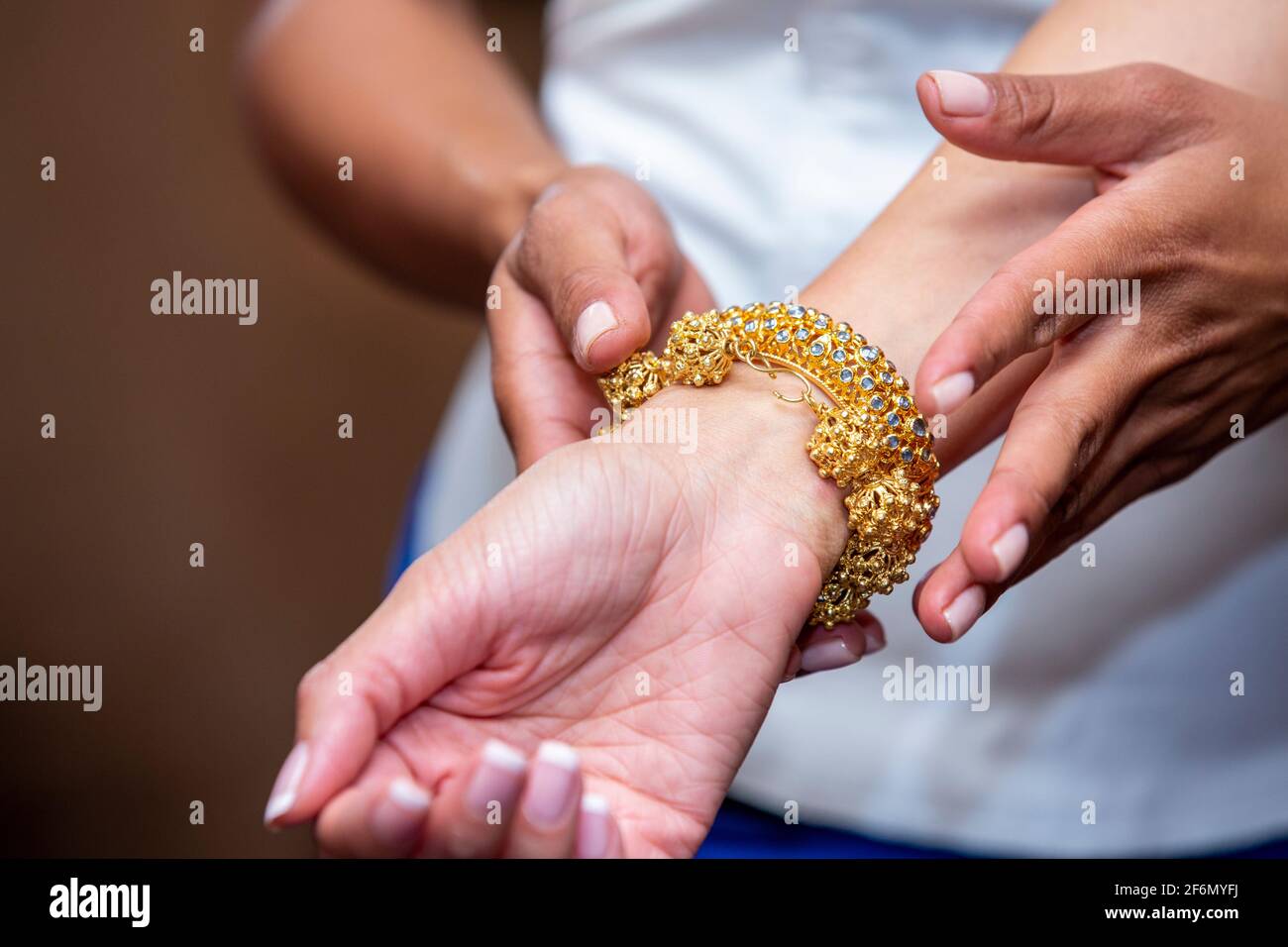 Placement traditionnel de bijoux dans une cérémonie de mariage cambodgienne  Photo Stock - Alamy