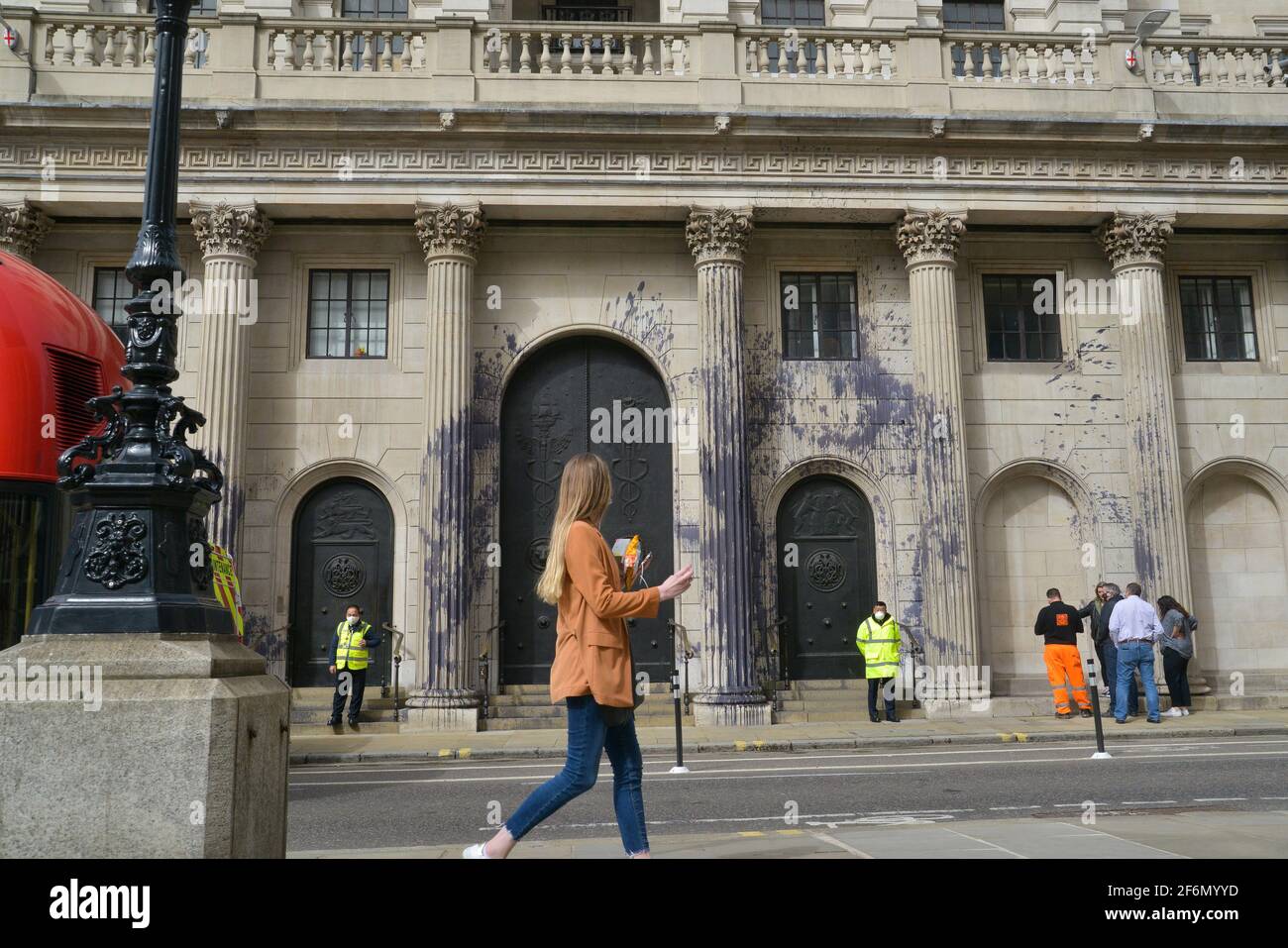 Londres, Royaume-Uni. 1er avril 2021. La Banque d'Angleterre s'est éclatée de « fausse huile » dans le cadre des manifestations de la rébellion des « Money Rebellion » organisées par des activistes de la rébellion des extinction. (Photo de Thomas Krych/SOPA Images/Sipa USA) crédit: SIPA USA/Alay Live News Banque D'Images