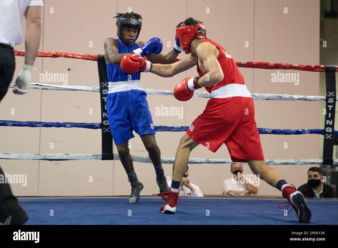 Shreveport, Louisiane, États-Unis. 31 mars 2021. Joaquin Roberson, de Tampa, FL, combat Joel Iriarte, de Bakersfield, CA, le 6 e jour des Championnats nationaux de boxe des États-Unis 2020 à Shreveport, LA. Crédit : Allyse Pulliam/ZUMA Wire/Alamy Live News Banque D'Images