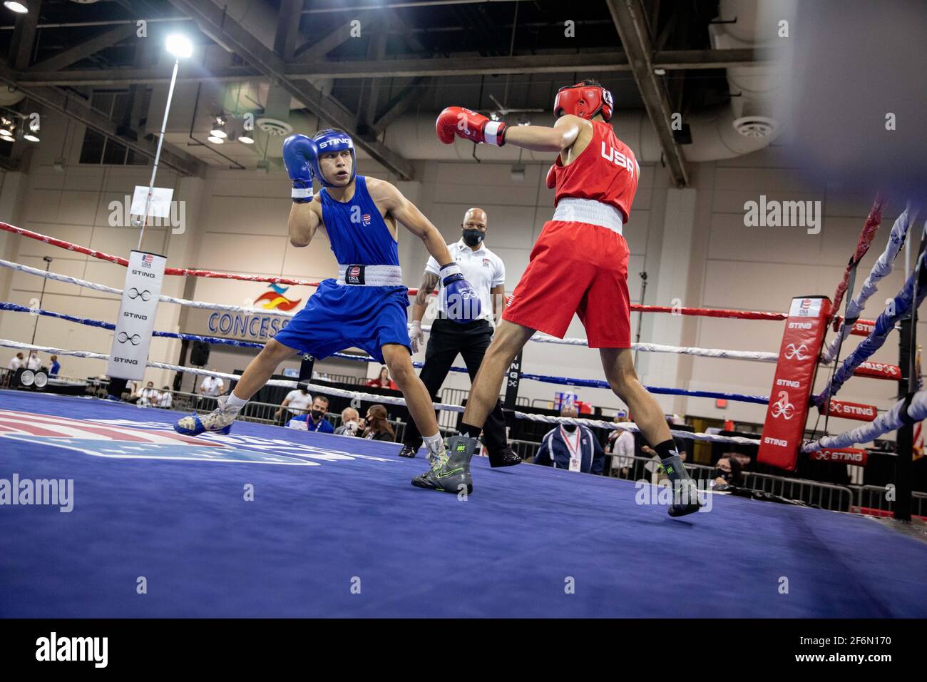 Shreveport, Louisiane, États-Unis. 31 mars 2021. Eugene Hill de Dickinson, TX combat Ralph Clemente de Ronkonkoma, NY le 6 jour des Championnats nationaux de boxe des États-Unis 2020 à Shreveport, LA. Crédit : Allyse Pulliam/ZUMA Wire/Alamy Live News Banque D'Images