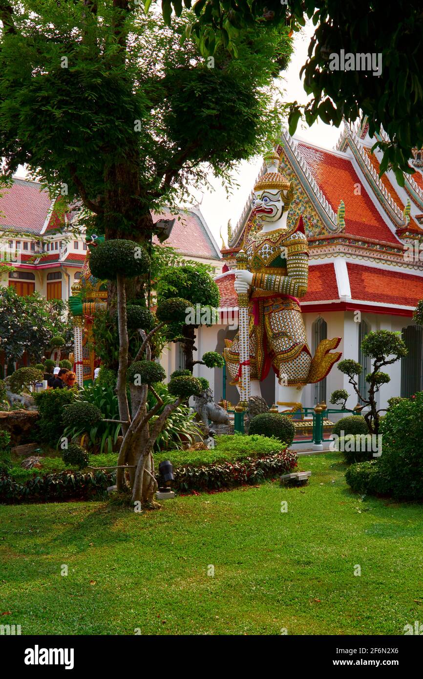 Statues géantes de Yaksha, ou statue du gardien du démon, de Wat Arun à Bangkok, en Thaïlande. Banque D'Images