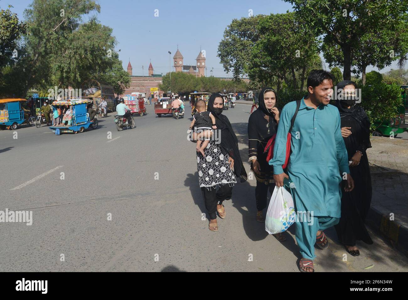 Lahore, Pakistan. 1er avril 2021. Les membres de la famille pakistanaise voyagent à pied en raison de la fermeture des bus Speedo et du métro ligne orange (OLMT) en raison de nouvelles restrictions visant à contenir la propagation du Covid-19 dans la capitale provinciale de Lahore. (Photo de Rana Sajid Hussain/Pacific Press) Credit: Pacific Press Media production Corp./Alay Live News Banque D'Images