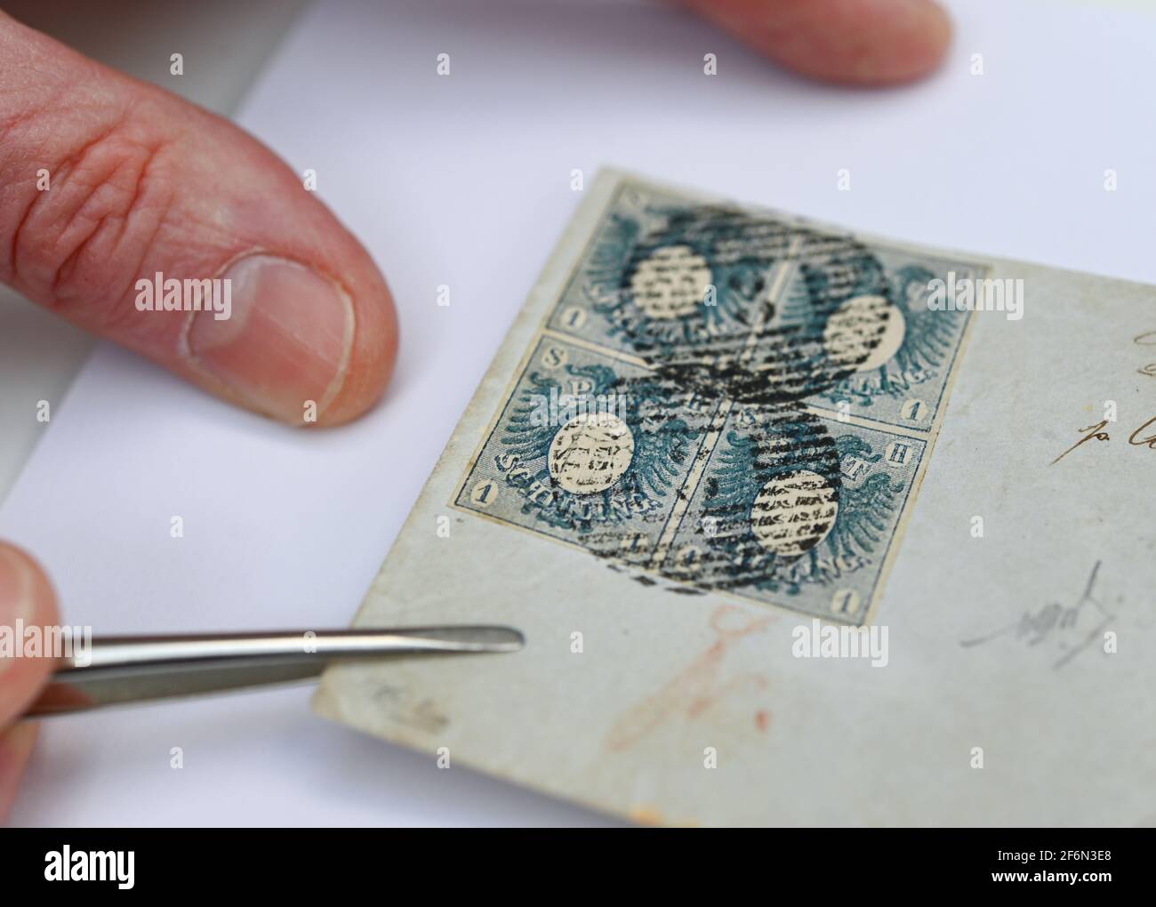 Wiesbaden, Allemagne. 31 mars 2021. Un bloc de quatre d'un numéro de 1 Schilling d'armes en bleu de 1850 sur une petite enveloppe sera montré à la maison de vente aux enchères Heinrich Köhler. Les "timbres rouges" du Schleswig-Holstein sont parmi les rares timbres de 1850/51 qui seront mis aux enchères à Wiesbaden le 24 avril. L'offre de départ pour les "timbres bel" est de 40,000 euros. En raison de leur histoire spéciale, les pièces ont été parmi les numéros de timbres allemands classiques les plus exclusifs du XIXe siècle. Credit: Arne Dedert/dpa/Alay Live News Banque D'Images