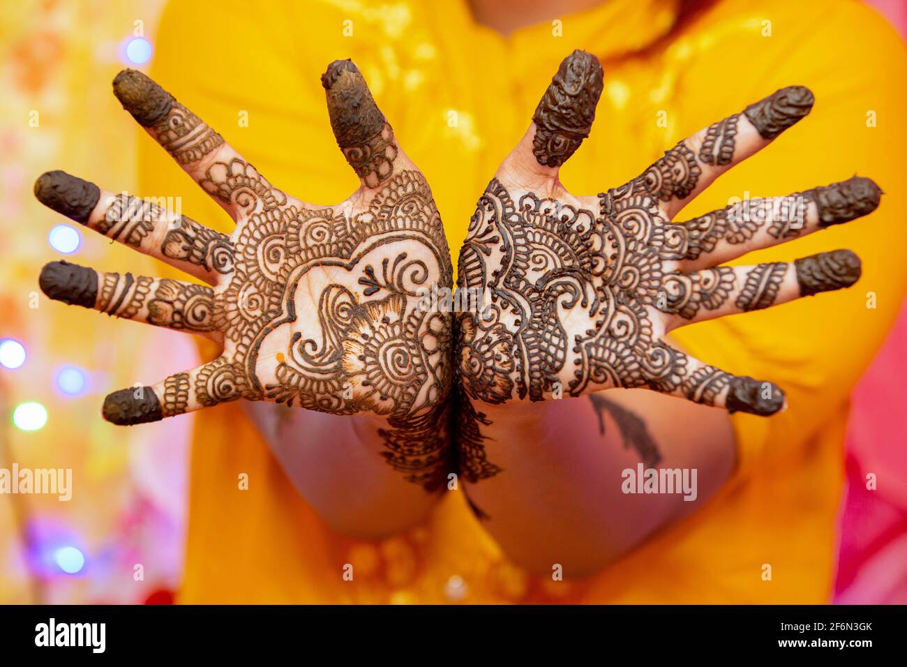 Main de mariée peinte avec henné la veille du mariage . Banque D'Images