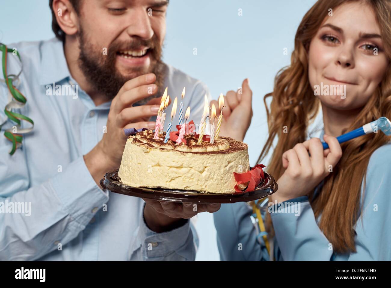 Homme Et Femme Fetent Leur Anniversaire Avec Un Gateau Et Des Chapeaux Sur Fond Bleu Photo Stock Alamy Homme Et Femme Fetent Leur Anniversaire Avec Un Gateau Et Des Chapeaux Sur Fond Bleu Photo Stock Alamy