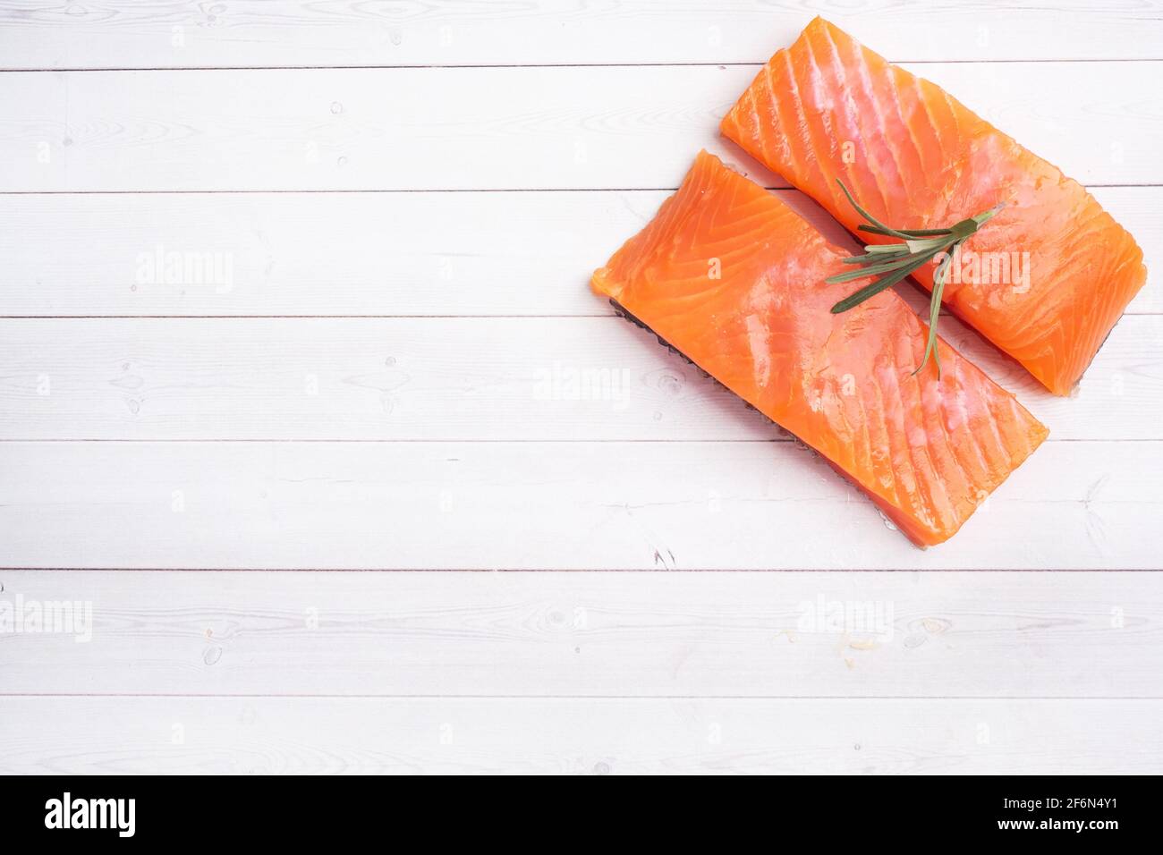 Filet de saumon, poisson rouge salé sur une table blanche espace de copie. Banque D'Images Filet de saumon, poisson rouge salé sur une table blanche espace de copie. Banque D'Images
