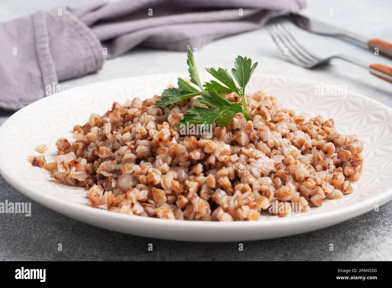 Sarrasin bouilli sur une assiette. Porridge sain enrichi de vitamines Banque D'Images Sarrasin bouilli sur une assiette. Porridge sain enrichi de vitamines Banque D'Images