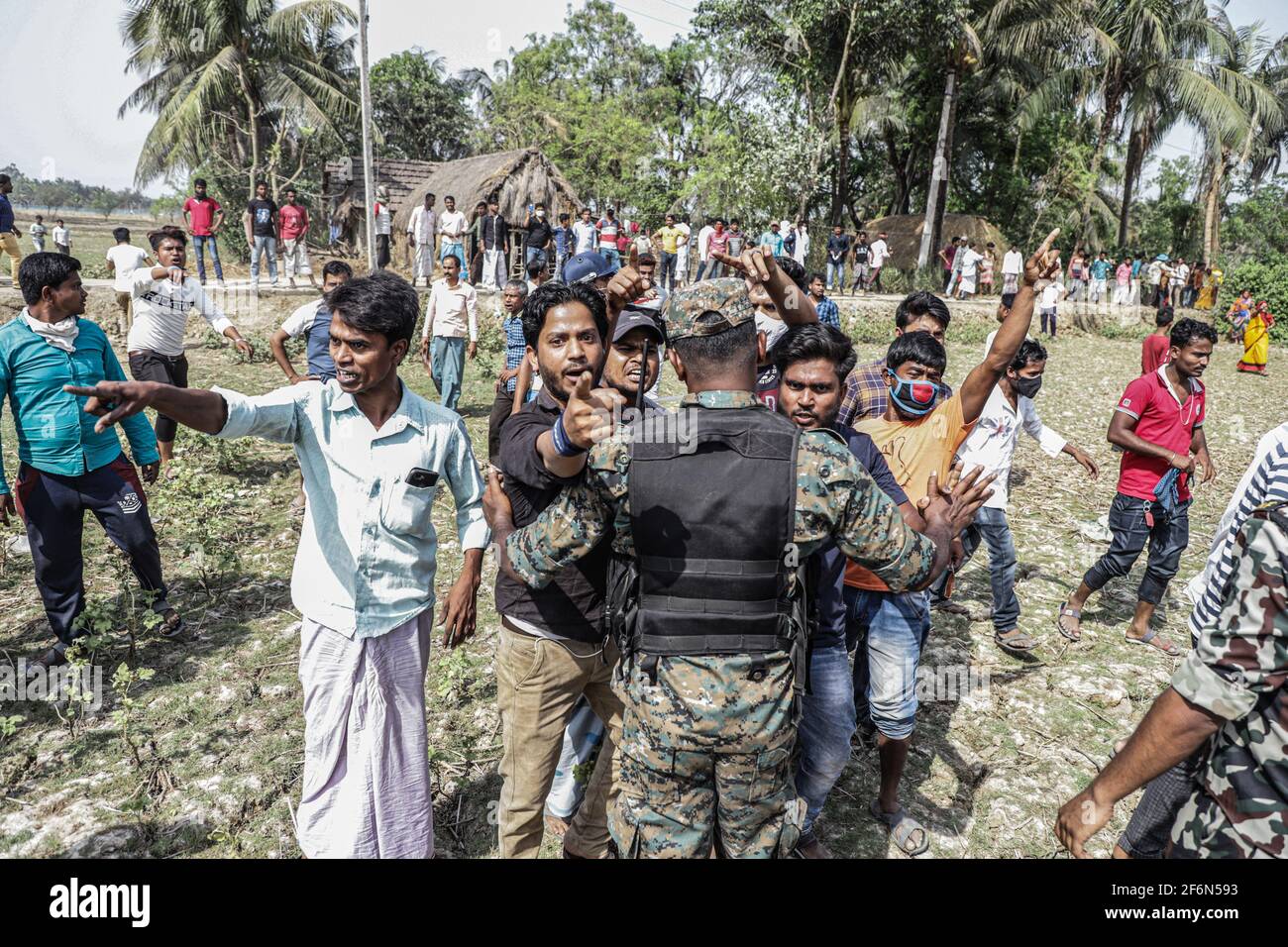 Nandigram, Inde. 1er avril 2021. Un policier tente de disperser une foule de membres du TMC (Trinamool Congress Party) pendant les affrontements. Des affrontements ont éclaté après que les dirigeants de la TMC (Trinamool Congress Party) de la région de Boyal à Nandigram, le Bengale occidental ont allégué que les membres du Bhartiya Janta Party avaient pris la station de vote pendant la deuxième phase des élections à l'Assemblée du Bengale occidental, mais les membres du BJP ont nié ces allégations. Crédit : SOPA Images Limited/Alamy Live News Banque D'Images