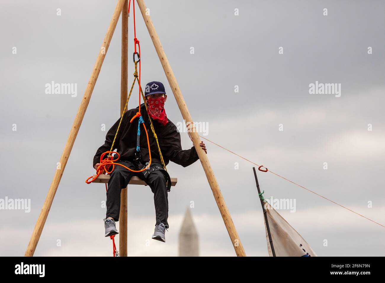 Washington, DC, Etats-Unis, 1er avril 2021. Photo : un diabostator est suspendu au-dessus de la Maison Blanche et de Black Lives Matter Plaza lors d'un rassemblement de jeunes autochtones contre le pipeline Dakota Access Pipeline et le pipeline Line 3. Crédit : Allison C Bailey/Alay Live News Banque D'Images