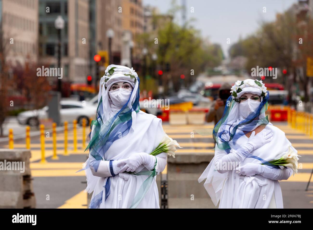 Washington, DC, Etats-Unis, 1er avril 2021. Photo : deux membres de la brigade blanche de la rébellion d'extinction lors d'un rassemblement de jeunes autochtones contre le pipeline Dakota Access et le pipeline Line 3 dans Black Lives Matter Plaza. Crédit : Allison C Bailey/Alay Live News Banque D'Images