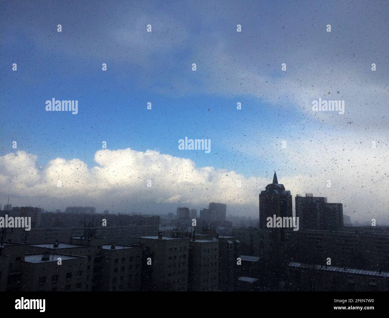 Architecture de ville moderne, horizon et ciel bleu avec chute de neige Banque D'Images