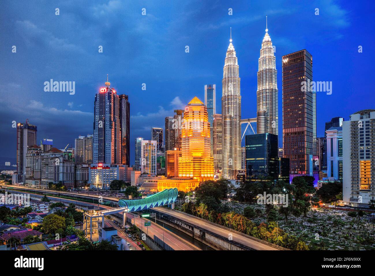 Vue sur la ville de Kuala Lumpur au crépuscule, Malaisie. Banque D'Images
