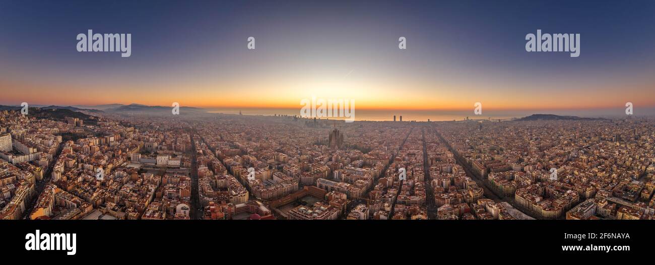 Vue aérienne de drone de Barcelone avec lever de soleil sur la mer Horizon en Espagne l'hiver à l'aube Banque D'Images