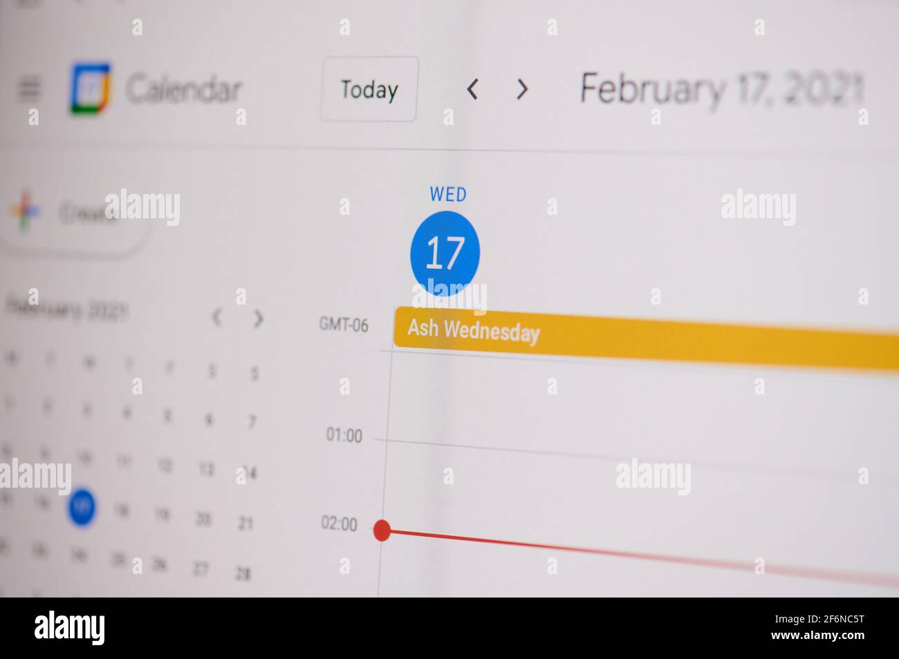New york, Etats-Unis - 17 février 2021: Frêne mercredi 17 février sur google calendrier sur l'écran d'ordinateur portable vue rapprochée. Banque D'Images